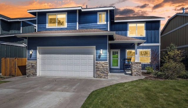 Dog Friendly ~ Bonus Room ~ Fireplace ~ BBQ ~ Fenced Yard ~ Close to Park!