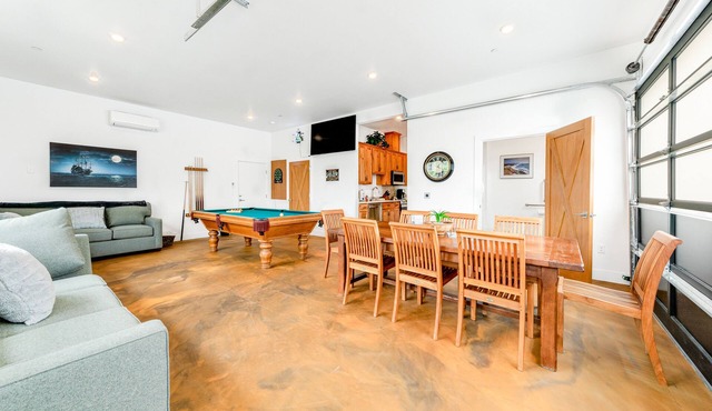 Dog-friendly, brand new home with pool table, AC & washer/dryer - near beach