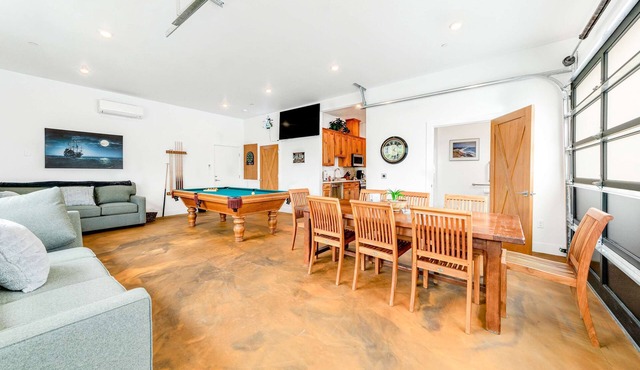 Dog-friendly, brand new home with pool table, AC & washer/dryer - near beach