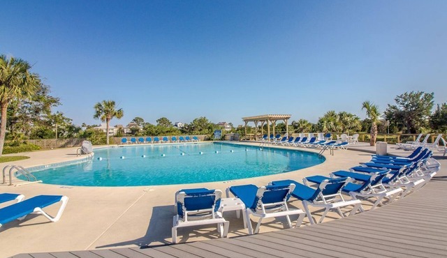 Dog-Friendly Bungalow with golf cart, just a block to the beach!
