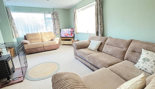 Dog friendly bungalow, enclosed garden & parking. Ideal for coast or country.