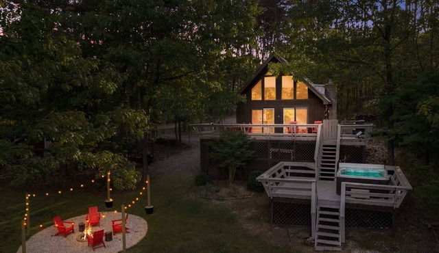Dog-Friendly Chalet w/Hot Tub, Fire Pit & Deck