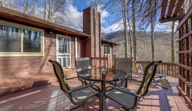 Dog-Friendly Cabin 6 Mi to Cataloochee Skiing!