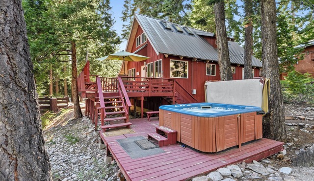 Dog-Friendly Cabin with Hot Tub, Backs to Forest