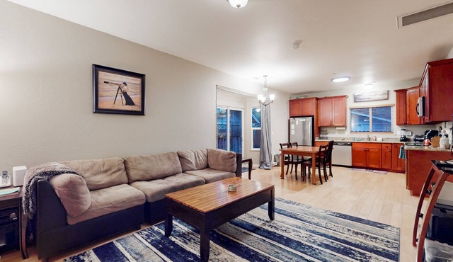 Dog-friendly cabin beneath towering redwoods with an enclosed yard - near river