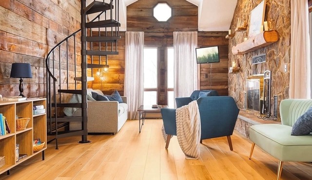 Dog Friendly Cabin in the Woods, Hot Tub & Firepit