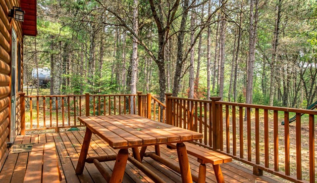 Dog-friendly cabin on quiet lot near the creek with playground, firepit & W/D