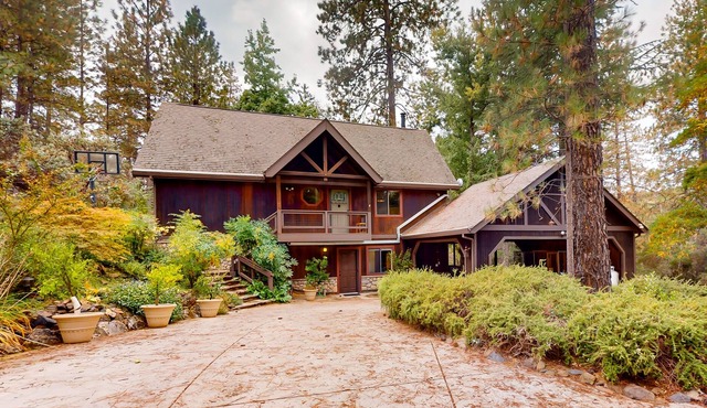 Dog-friendly cabin on a working goat farm with private deck, firepit & fireplace