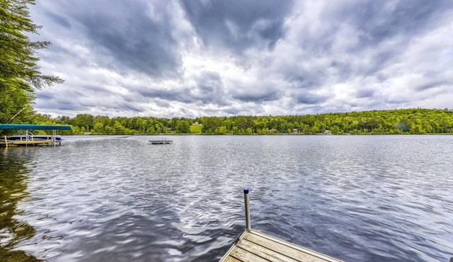Dog-friendly cabin with lakefront location, 20' dock, smart TV