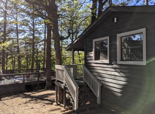 Dog‑Friendly Cabin w/Trail-Hot Tub-Full Kitchen