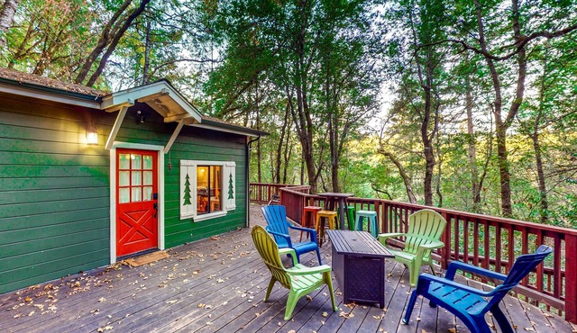 Dog-friendly cabin under towering redwoods w/expansive deck, bbq & hot tub