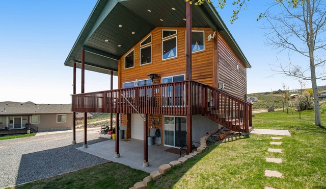 Dog-friendly cabin with lake view & wraparound deck - near golf & Bear Lake