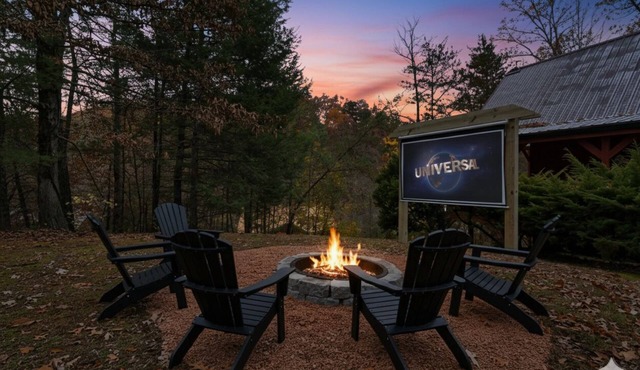 Dog Friendly Cabin - Close to Gatlinburg - Fire pit - Outdoor Movie Projector