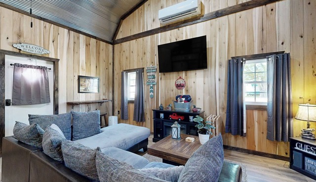 Dog-Friendly Cabin w/Cornhole & Fire Pit