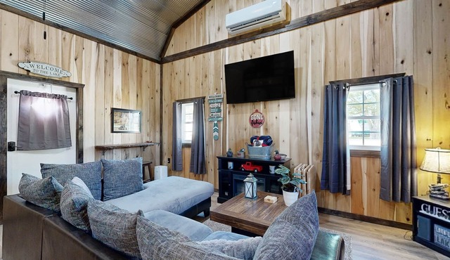 Dog-friendly cabin near Reelfoot Lake with cornhole, firepit, fast WiFi, W/D