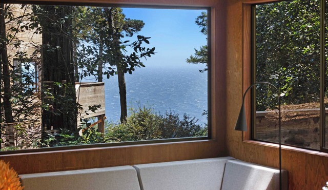 Dog-Friendly Cabin w/ Ocean View, Private Hot Tub & BBQ near the Lodge
