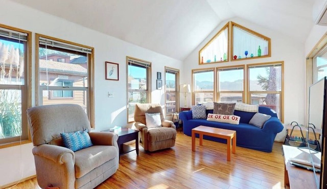 Dog-friendly cabin withprivate hot tub, large deck & beautiful ocean mountain view