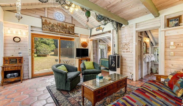 Dog-friendly cabin with park & beach access - fireplace & firepit