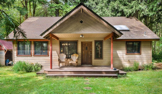 Dog-friendly cabin with fireplace, foosball, outdoor area, firepit, & W/D