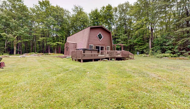 Dog-friendly cabin with firepit, deck, private hot tub, fireplace