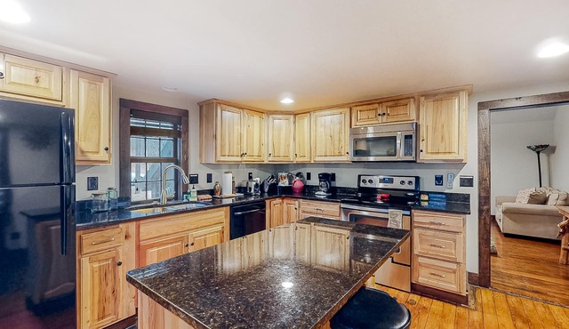Dog-friendly cabin with washer/dryer & partial AC - near marina