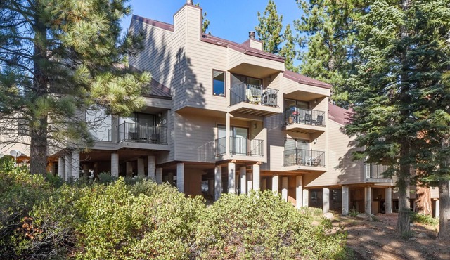 Dog-Friendly Carnelian Woods Lake View Condo