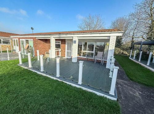 Dog Friendly Chalet At Broadland Park And Marina In Lowestoft Ref 12027B