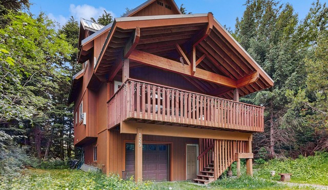 Dog-friendly chalet with quiet location & fireplace - close to the ocean