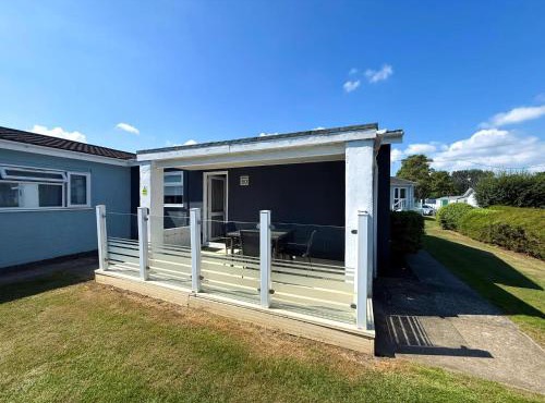 Dog Friendly Chalet With Outdoor Seating At Broadland Park And Marina Ref 12050B