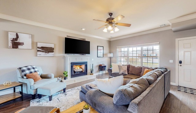 Dog-friendly charmer with an enclosed yard, fireplace, jetted tub, W/D, and AC