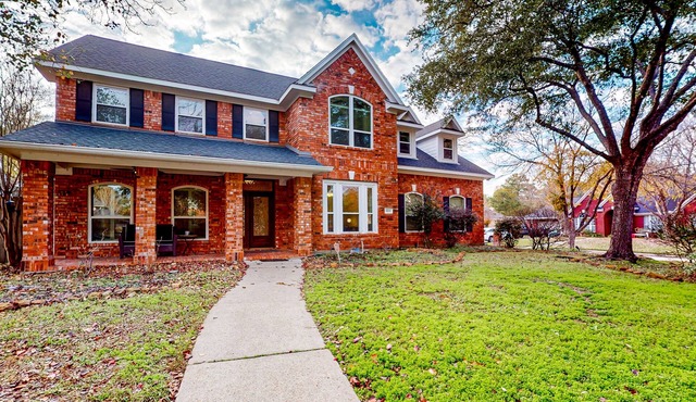 Dog-friendly charmer with enclosed yard, patio, pool, game room, W/D, & AC