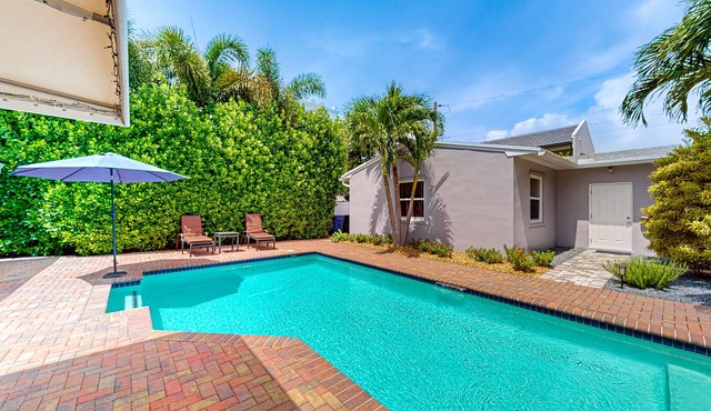 Dog friendly cottage with heated pool, grill & great location