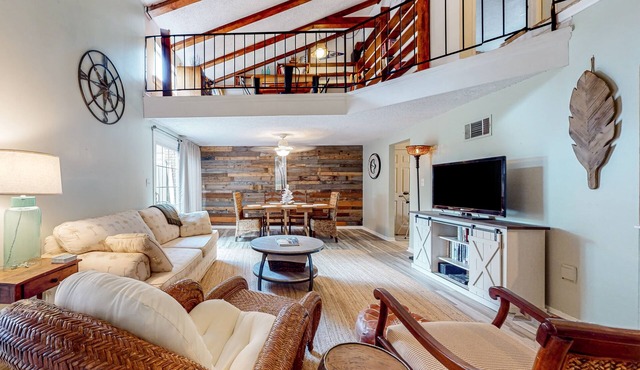 Dog-friendly coastal townhome with golf course views, patios, & washer/dryer