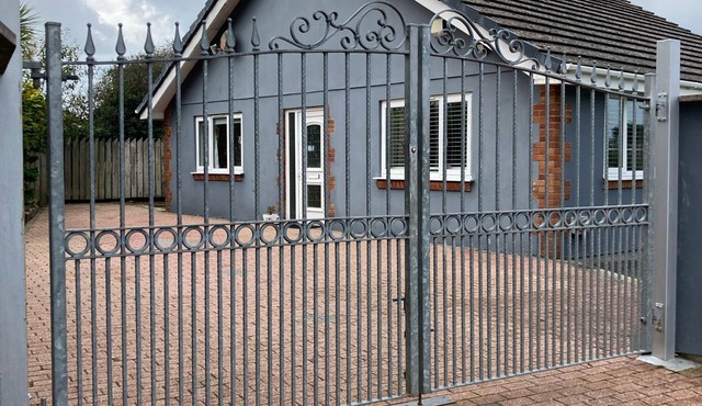 Dog-Friendly Coastal Retreat – Explore the 7 Bays with a Sunny Garden & Parking!