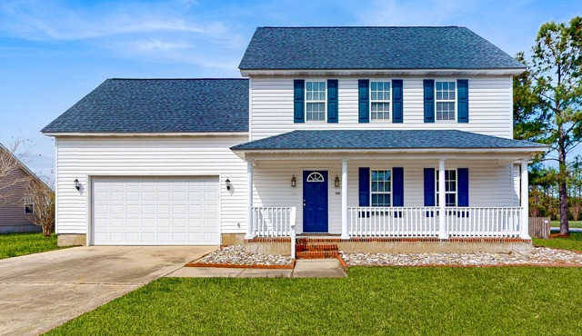 Dog-friendly coastal home w/enclosed yard, shared pool and public kayak launch