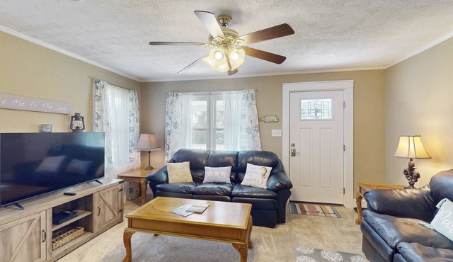 Dog-friendly coastal home with enclosed yard, gas grill and fire-pit