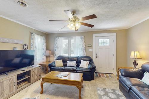 Dog-friendly coastal home with enclosed yard, gas grill and fire-pit