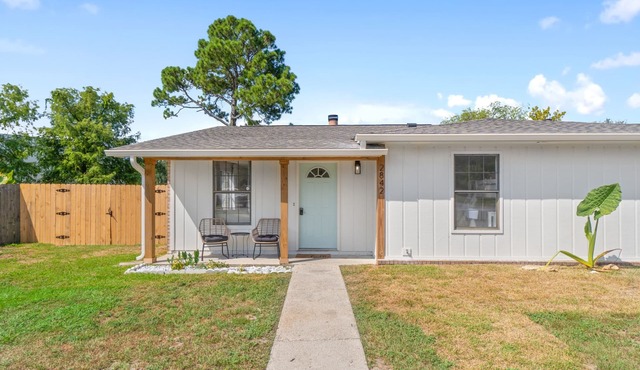 Dog-friendly coastal home with enclosed yard, firepit, grill, covered patio, AC