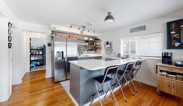 Dog-friendly coastal-themed home with a full kitchen & washer&dryer