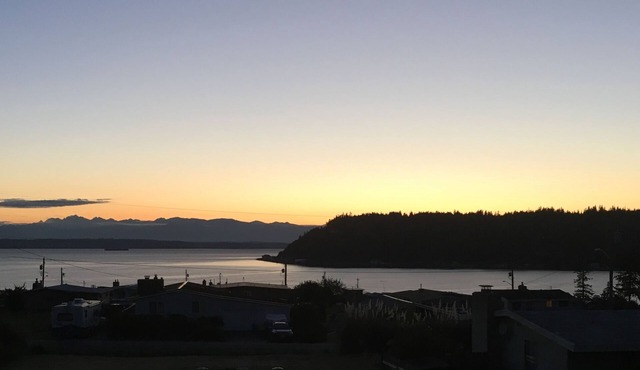 Dog friendly, community beach, tennis, hot tub, view!