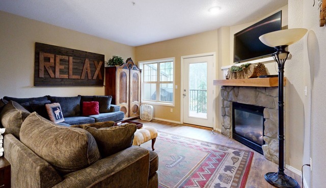 Dog-Friendly Condo with Chef's Kitchen, Pool & Hot Tub - Close to Skiing