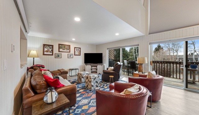 Dog-friendly condo with pool, 3 tennis courts, hot tub, & fireplace
