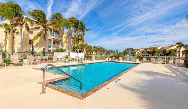 Dog-friendly condo near the beach with outdoor pool, hot tub, gym, balcony, W/D
