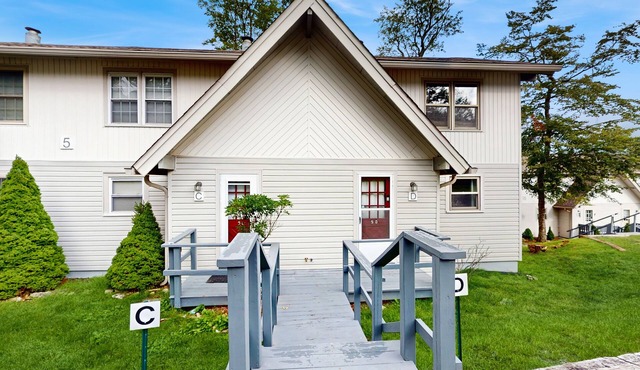 Dog-friendly condo with two balconies & mountain views