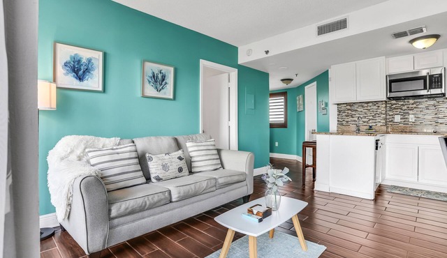 Dog-friendly condo with a kitchenette, AC, pools, hot tubs, tennis, & gym