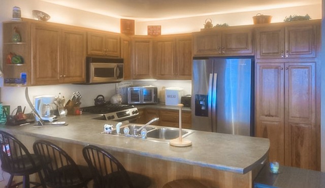 Dog-friendly condo with W/D & fireplace - ski in/out on Grammy Jay Trail