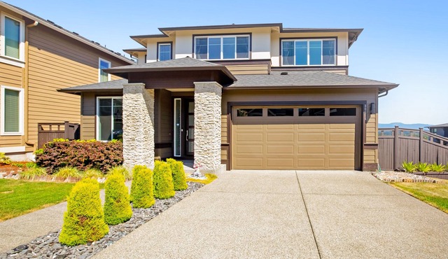 Dog-friendly contemporary retreat with mountain views, deck & home office