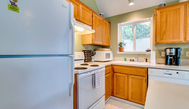 Dog-friendly contemporary home minutes from Manzanita Beach and Nehalem Bay