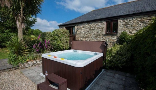 Dog-friendly converted Mill w/hot tub - sleeps 8