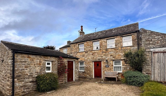 Dog friendly, cosy cottage w/free Wifi, multi fuel stove & pub nearby